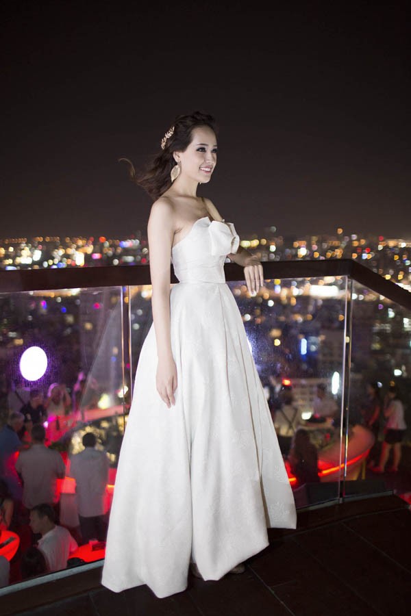 Mai Phương Thúy gợi cảm trên tầng cao Sài Gòn - ảnh 2